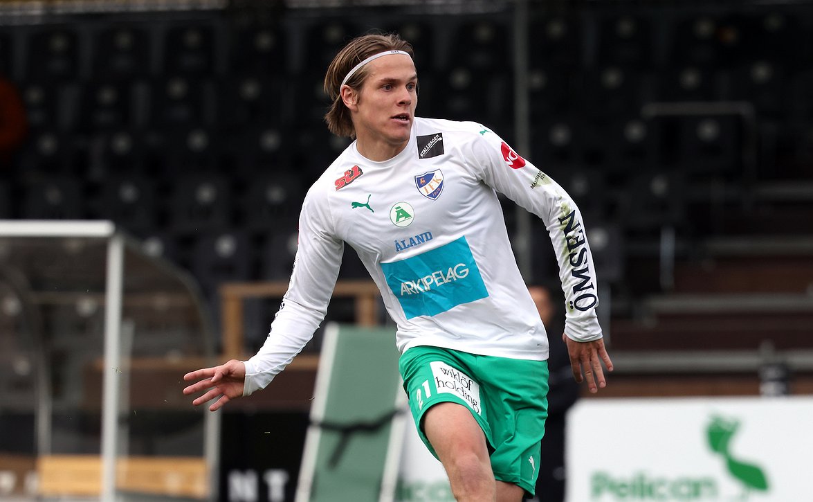 ​"Tuntuu hemmetin hyvältä" - Niilo Mäenpää iloitsee IFK Mariehamnin vahvasta syksystä