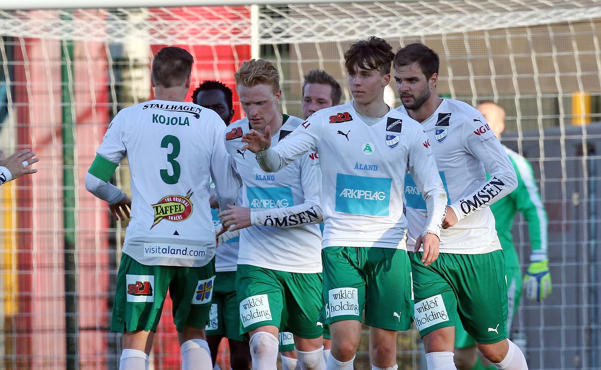 ​Kolme pelaajaa haussa puolustus etunenässä – IFK Mariehamille testipelaajia?