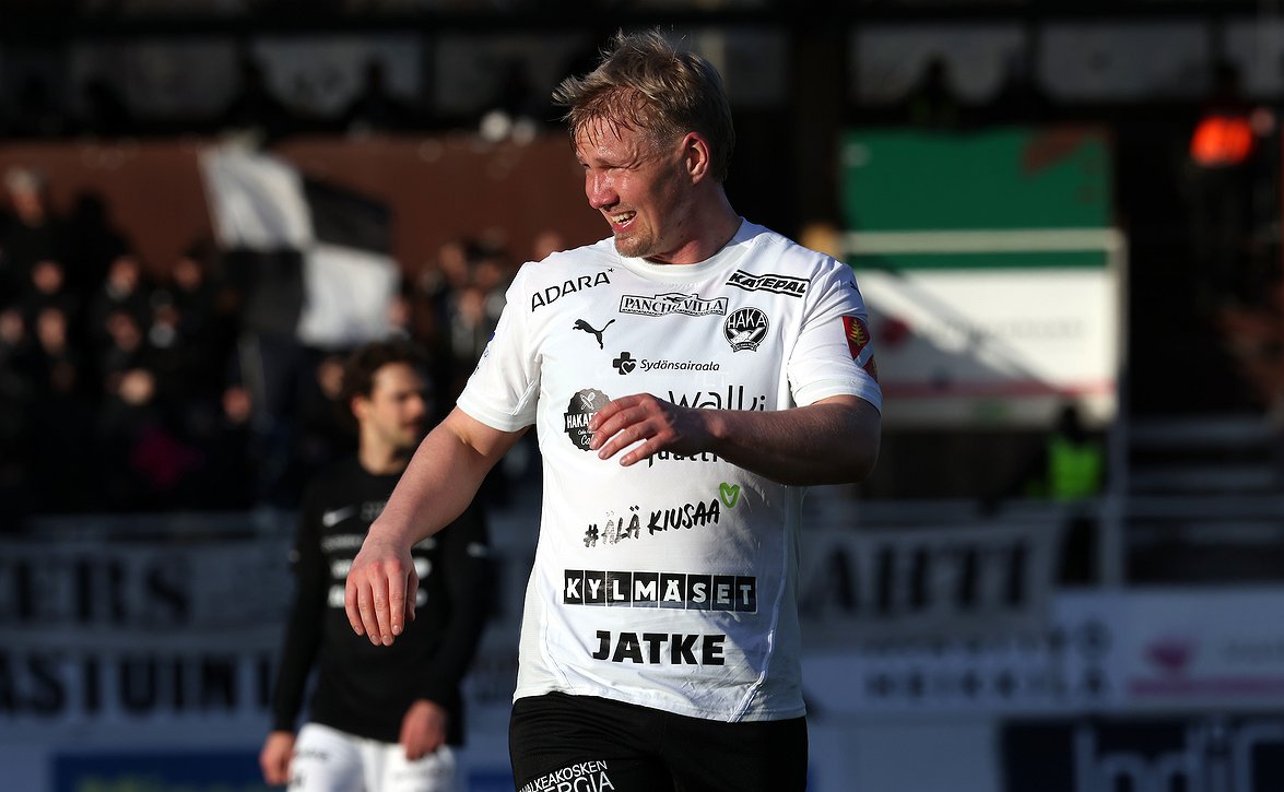 Tuure Siira suuntamassa FC Hakasta FK Voska Sportiin