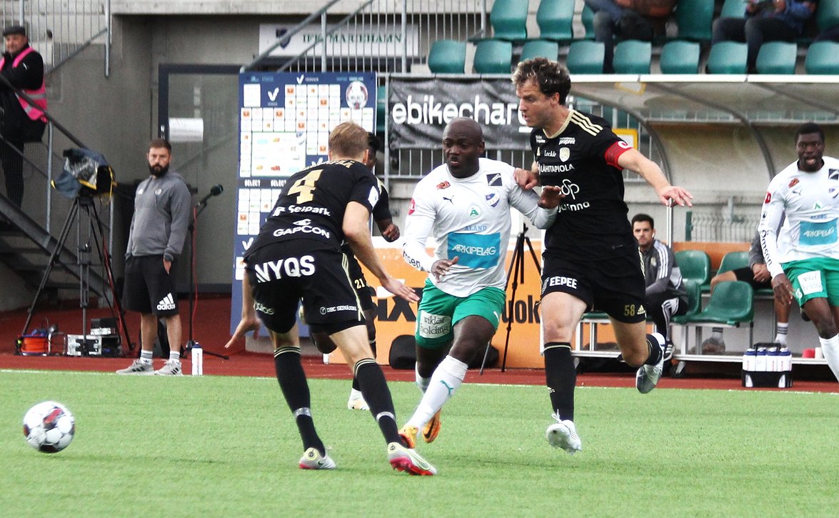 ​"Kolme tärkeää pistettä" – Voitto maistui IFK Mariehamn -kapteeni Timi Lahdelle