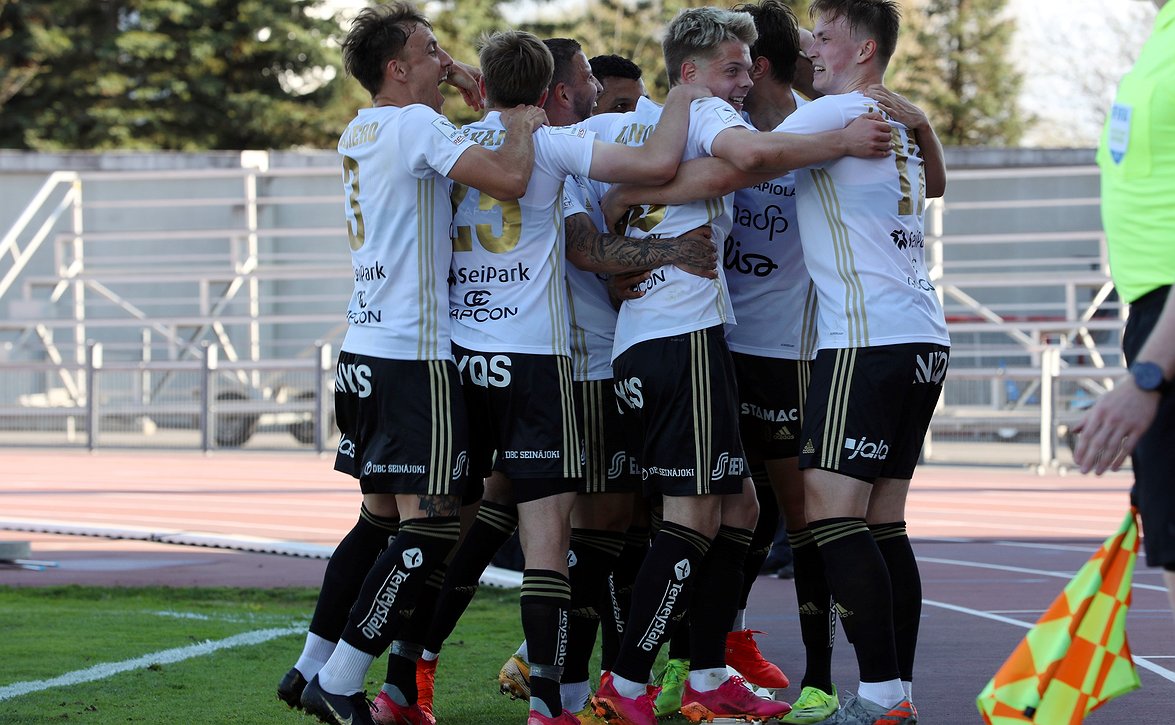 Tuomas Pöyhönen SJK:n maalin suulle