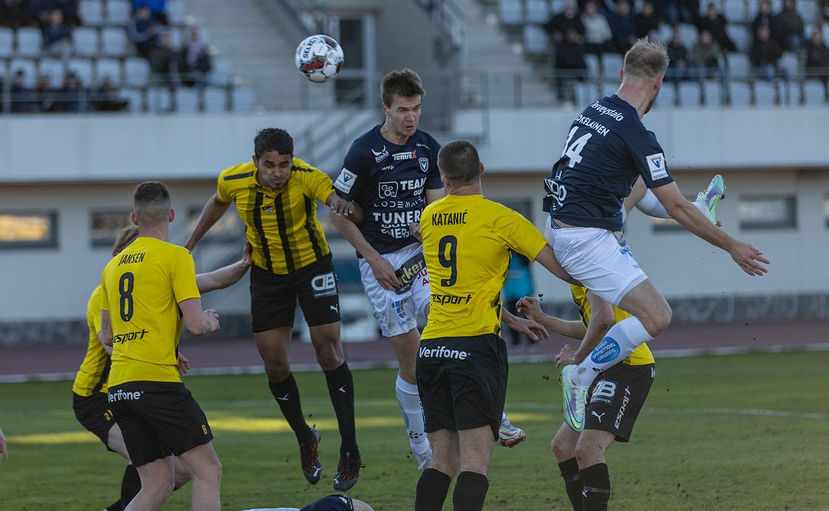 AC Oulu vajaalla voittoon loppuhetkien maalilla (AC Oulu-FC Honka 2-1)