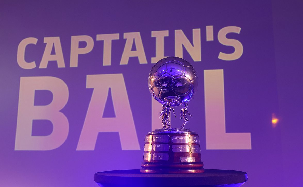 Captain's Ball -gaala perjantai-iltana - palkintosadetta iltakuudesta yli iltakymmenen