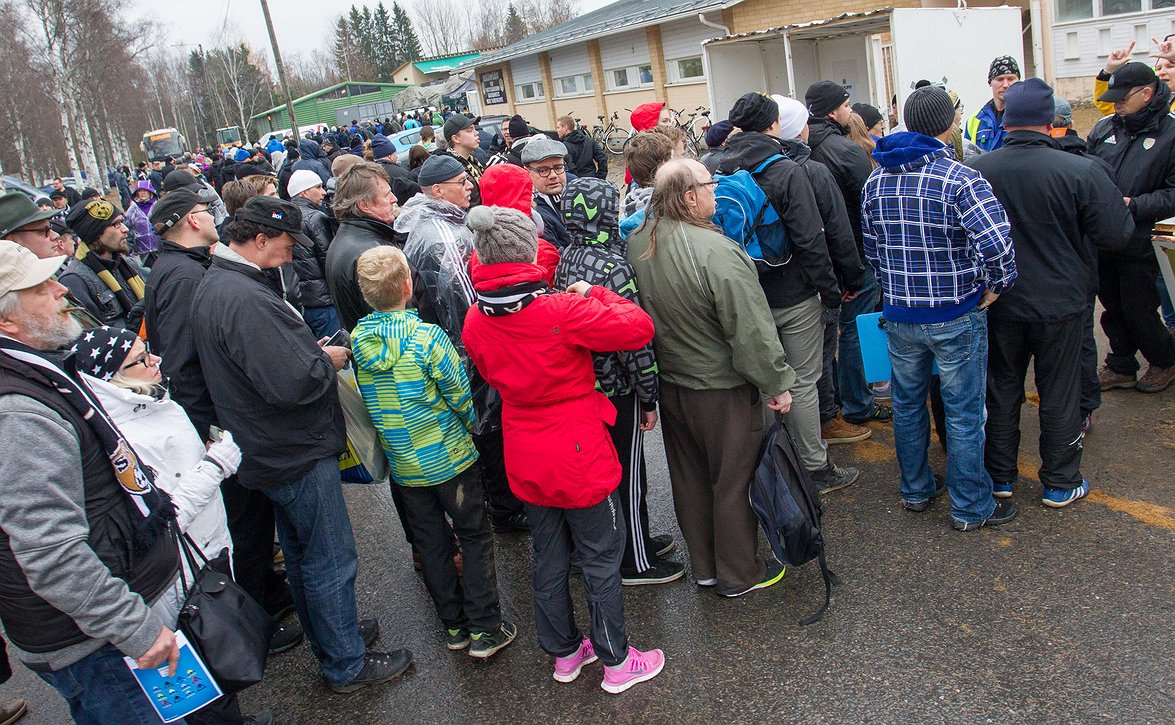 Kuvat: Yleisöryntäys Seinäjoen Keskuskentälle
