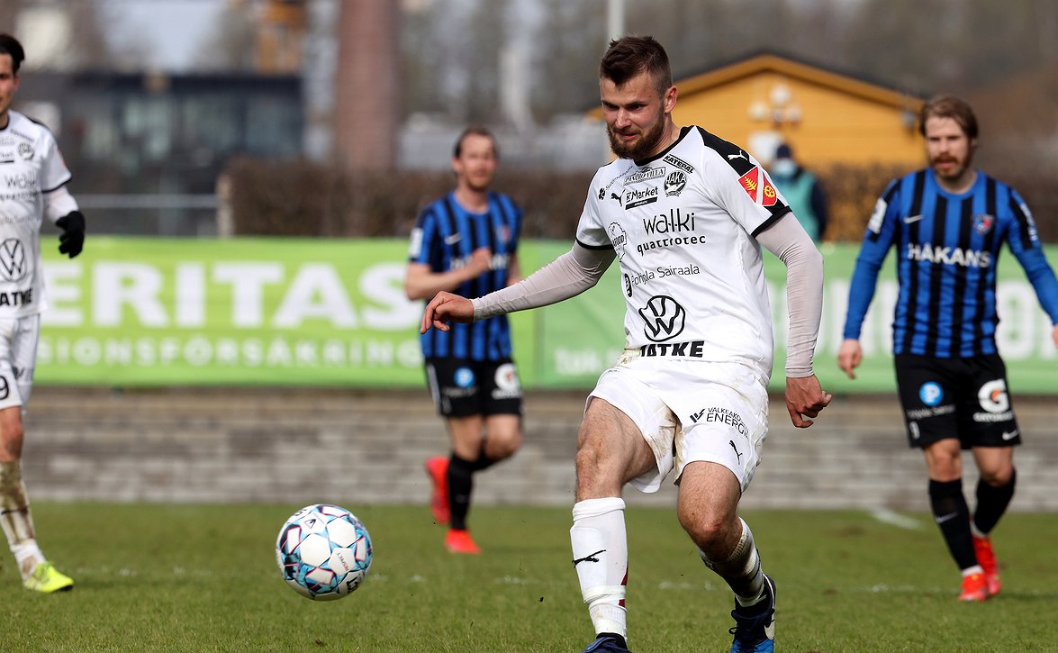 Kentältäpoisto 30.6. Veikkausliigan ottelussa FC Haka - FC Honka on kohdennettu oikealle pelaajalle
