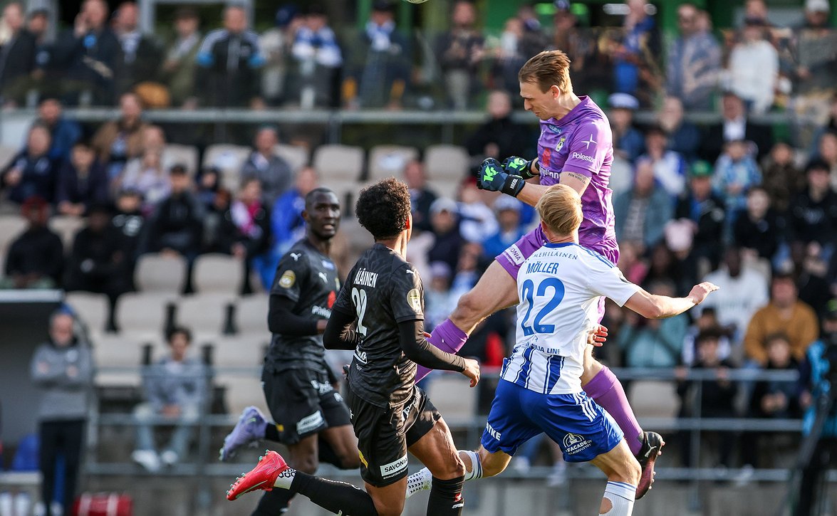 "Varmasti yksi kauden parhaista Veikkausliigapeleistä" - KuPS-luotsi Jarkko Wiss kehui HJK-ottelun tasoa