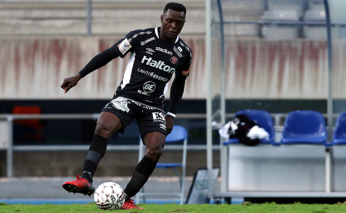 Hassan Sesay allekirjoitti vuoden jatkon FC Lahden kanssa