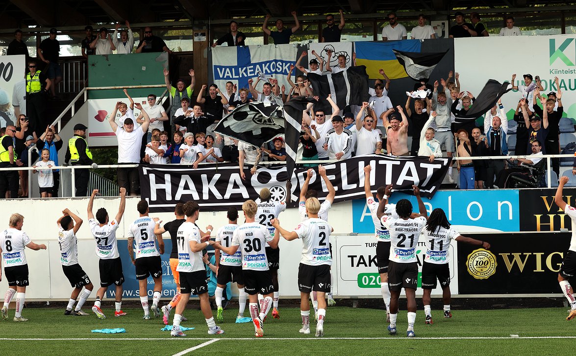 FC Hakan pelaajia fanituotepäädyn avajaisissa keskiviikkona Valkeakosken uudessa Prismassa